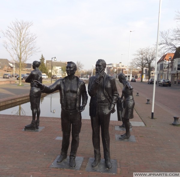 Statuen-Gruppe "die Stadt zu Fuß" in Meppel, Niederlande