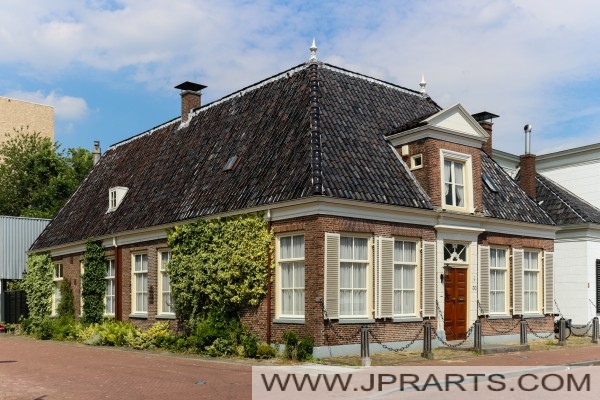 typical house in Assen, The Netherlands منزل نموذجي في آسن، هولندا