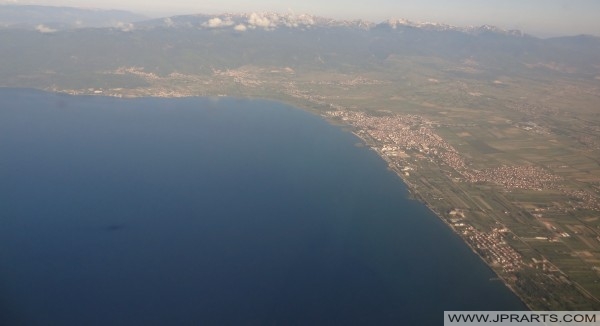 Luchtfoto Meer van Ohrid (Macedonië)