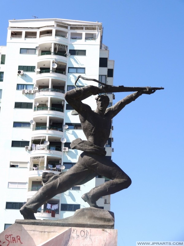партизански споменик у Дуррес (Албанија)