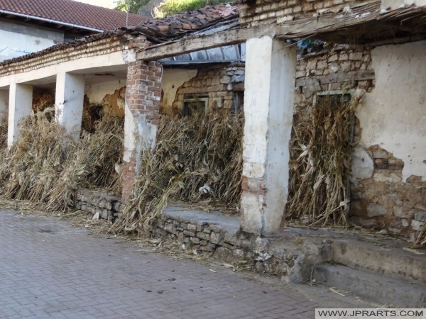 storage shed in Lin (Korçë, Albania) υπόστεγο αποθήκευσης σε Λιν (Κορυτσά, Αλβανία)
