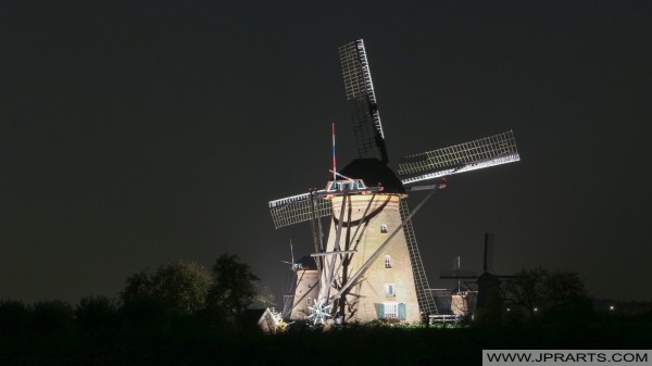 beautiful lit windmills at Kinderdijk (Netherlands) красивые освещенные ветряные мельницы в Киндердайк (Нидерланды)