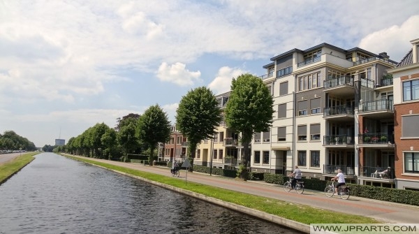 ruta en bicicleta por el canal en Assen (Holanda)