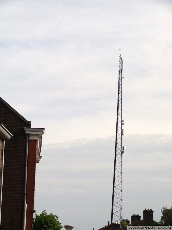 Lattice mast on grounds of the firehouse Deurne, Netherlands Treillis mât sur des motifs de la caserne des pompiers de Deurne, Pays-Bas