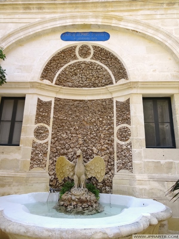 Detail of a Raptor Bird Fountain Head (Courtyard garden, Grandmaster's Palace in Valletta, Malta) Détail d'une tête d'oiseau rapace de fontaine (Courtyard jardin, Palais de Grandmaster à Valletta, Malte)