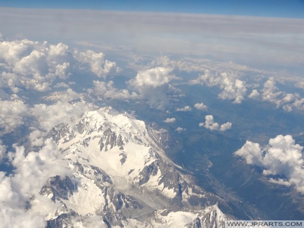 Les montagnes et les vallées dans les Alpes