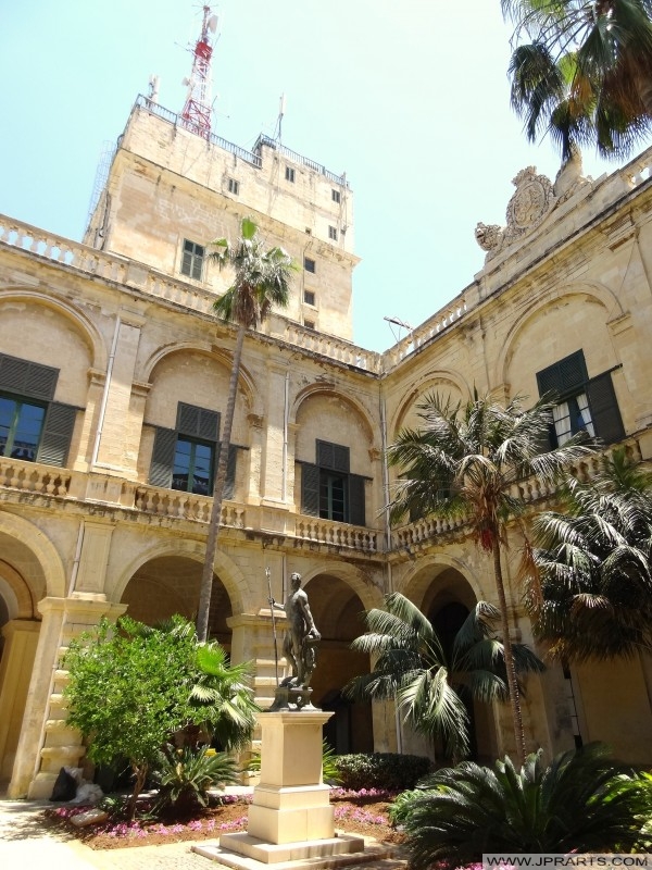 Neptune Courtyard in the Grand Master Palace (Valletta, Malta) Neptune Hof in der Großmeisterpalast (Valletta, Malta)