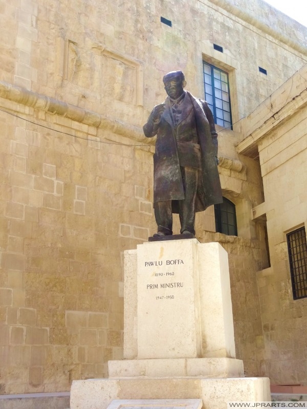 Statue of Pawlu Boffa, Maltese Prime Minister 1947 to 1950 (Valletta, Malta) Estatua de Pawlu Boffa, el primer ministro de Malta 1947-1950 (Valletta, Malta)