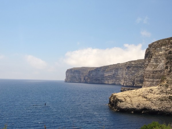 Klippen nabij de Baai van Xlendi (Gozo, Malta)