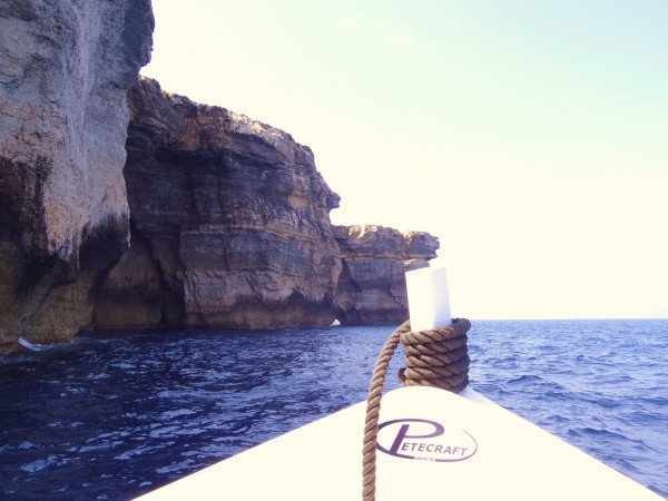 Navigazione verso la finestra azzurro (Gozo, Malta)