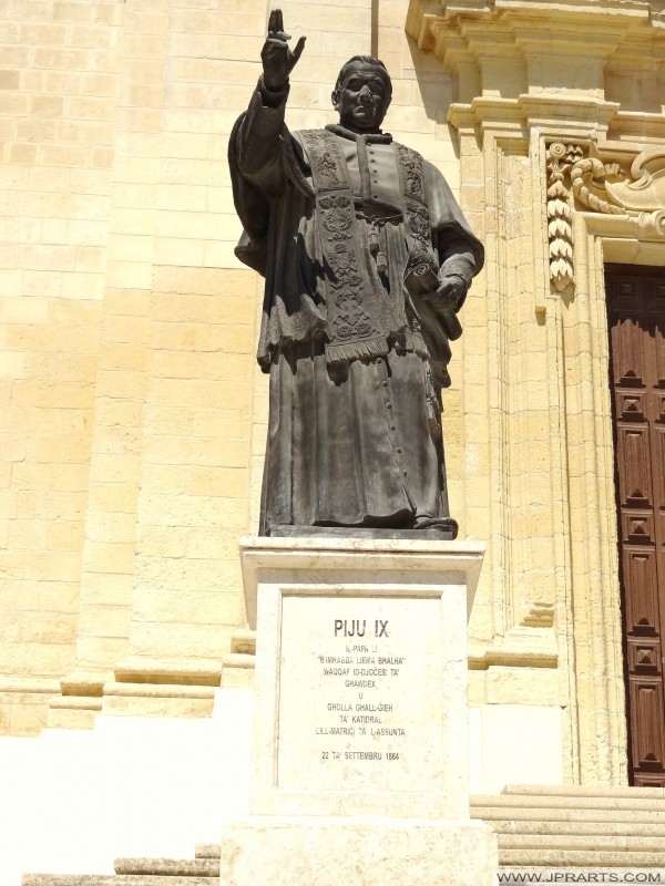 Bronze Statue of Pope Pius IX outside the Cathedral in the Citadella, Victoria (Rabat), Gozo, Malta Estatua de bronce del papa Pío IX fuera de la Catedral en la Ciudadela, Victoria (Rabat), Gozo, Malta