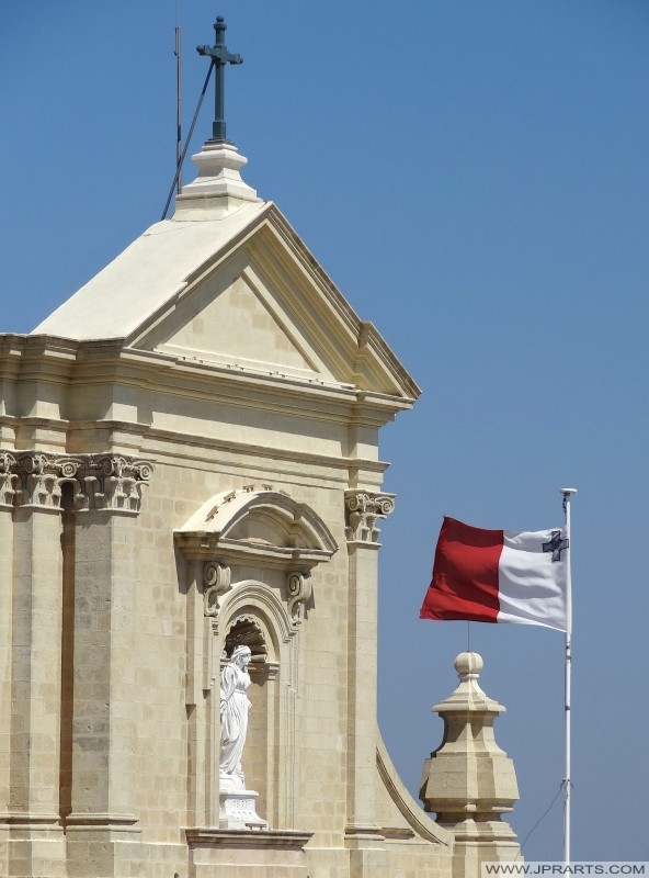 Madonna Statue on the Gozo Cathedral in Victoria, Malta Madonna Estátua na Catedral de Gozo em Victoria, Malta