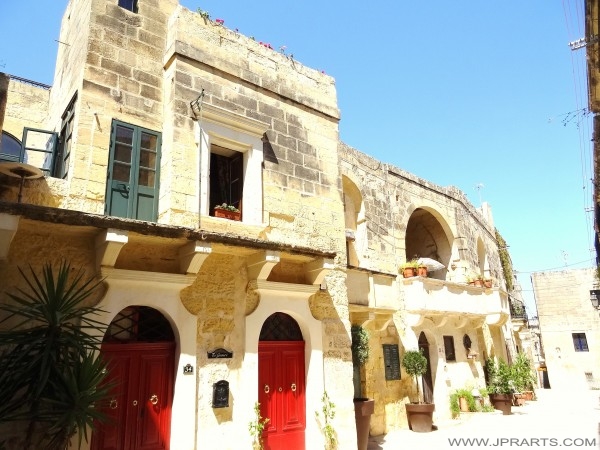 Vecchi edifici in pietra calcarea a Victoria (Gozo, Malta)