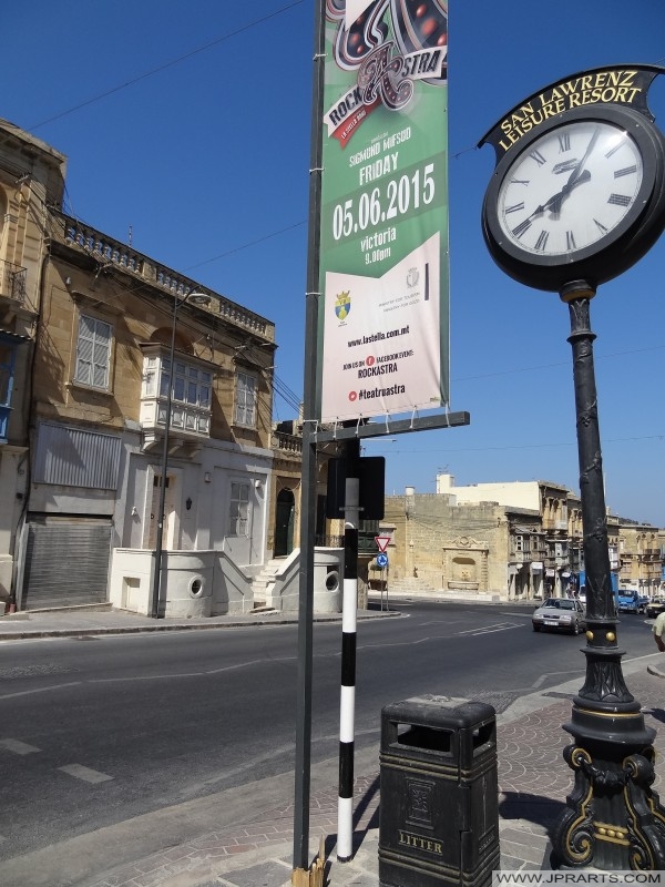 Старая улица часы и урна в Виктории, Гозо, Мальта