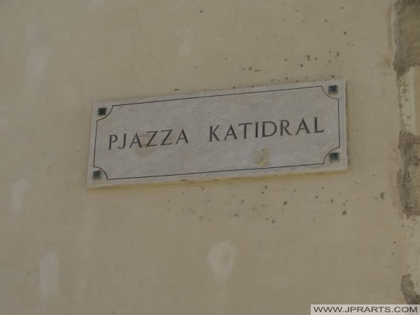 Pjazza Katidral in the Citadel of Victoria (Gozo, Malta) Pjazza Katidral dans la Citadelle de Victoria (Gozo, Malte)
