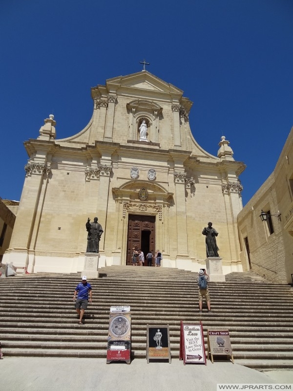 Stairs to the Cathedral in Victoria (Gozo, Malta) Trap naar de Kathedraal in Victoria (Gozo, Malta)