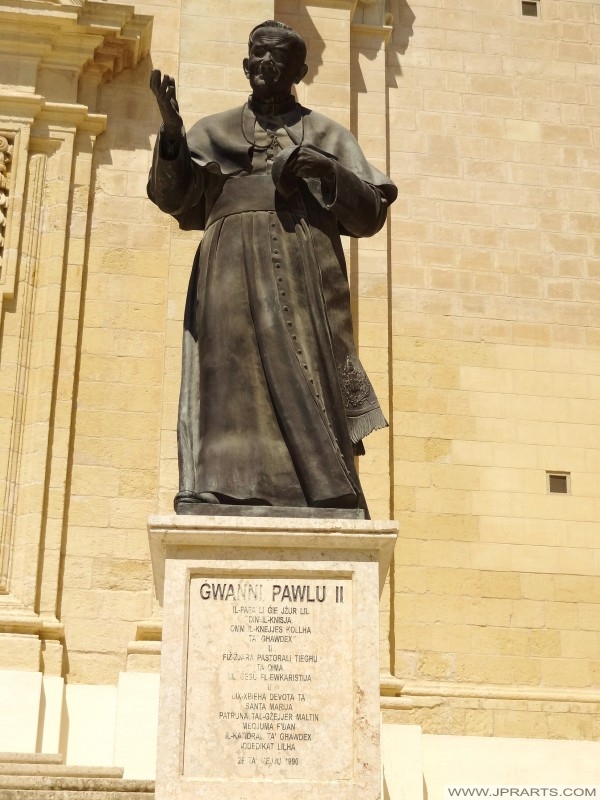 Statue of Pope John Paul II at the entrance of the Gozo Cathedral (Victoria, Malta) Pomnik Jana Pawła II przy wejściu do katedry Gozo (Victoria, Malta)