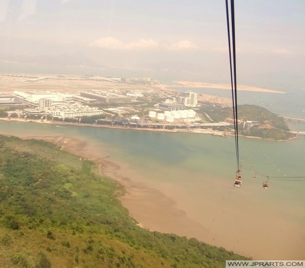 View of Hong Kong Airport from Ngong Ping 360 Cable Car Ansicht von Hong Kong Airport von Ngong Ping 360 Seilbahn