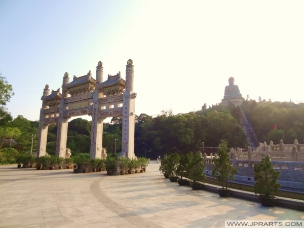 Arch Stone Mountain Gate Pai Lau, Di Tan and the Big Buddha (Ngong Ping 360, Hong Kong) Arco de la puerta de piedra de montaña Pai Lau, Di Tan y el Gran Buda (Ngong Ping 360, Hong Kong)