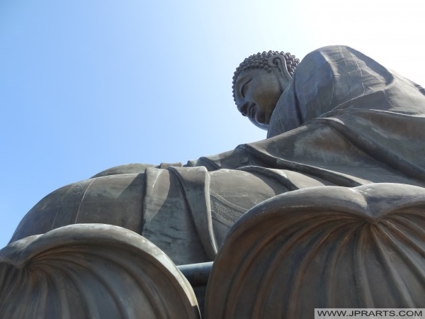 Buddha besar pada bunga teratai di Hong Kong