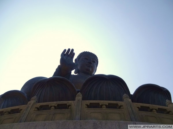 Bottom view of Big Buddha in Hong Kong вид снизу Большого Будды в Гонконге