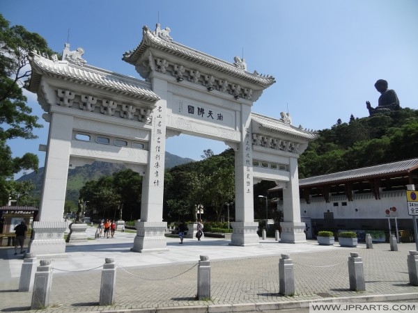 New Pai Lau Eingang zum Ngong Ping Piazza und Bodhi Path (Hong Kong)