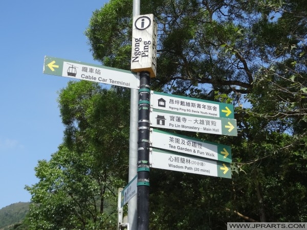 Ngong Ping tourist signpost (Hong Kong) Ngong Ping touristischen Wegweiser (Hong Kong)