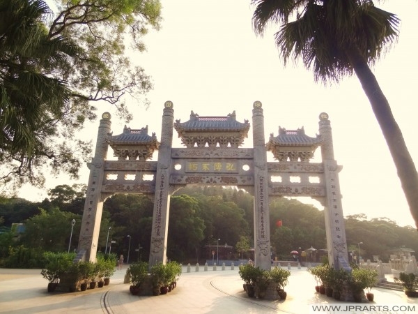 Asal Tiga-Arch batu gunung Gate Pai Lau di pintu masuk ke Biara di Ngong Ping Piazza, Hong Kong