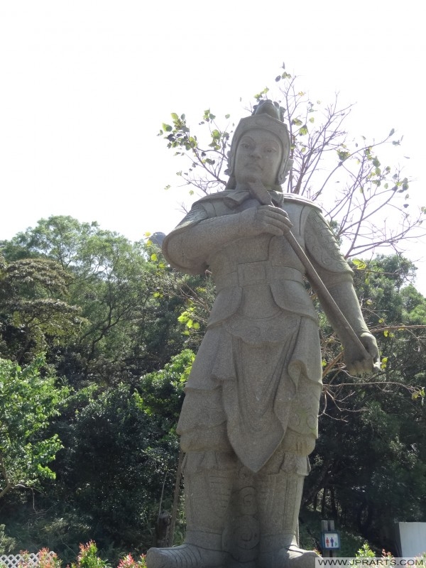 The General Andira (安底羅) represents 3-5 PM and the Monkey of the Zodiac. He is armed with a Mallet (Ngong Ping, Hong Kong) Le Andira général (安 底 羅) représente 3-5 PM et le singe du Zodiaque. Il est armé d'un maillet (Ngong Ping, Hong Kong)
