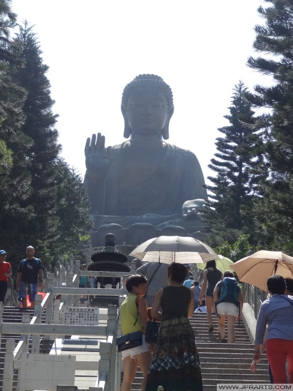 Visiteurs montent 268 marches pour atteindre le Bouddha Tian Tan à Hong Kong