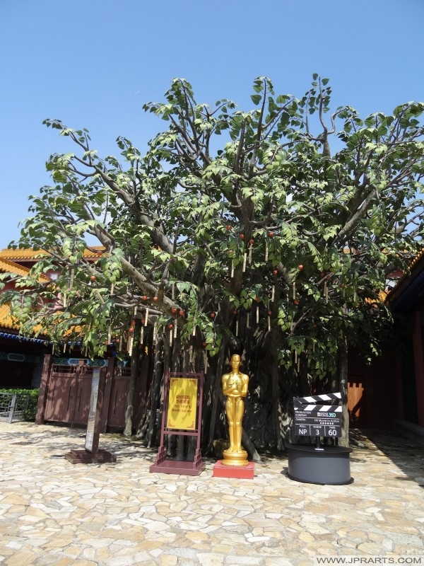 Wishing Tree at Bodhi Square in Ngong Ping Village, Hong Kong Có nhu cầu cây tại Bồ Đề vuông trong làng Ngong Ping, Hồng Kông