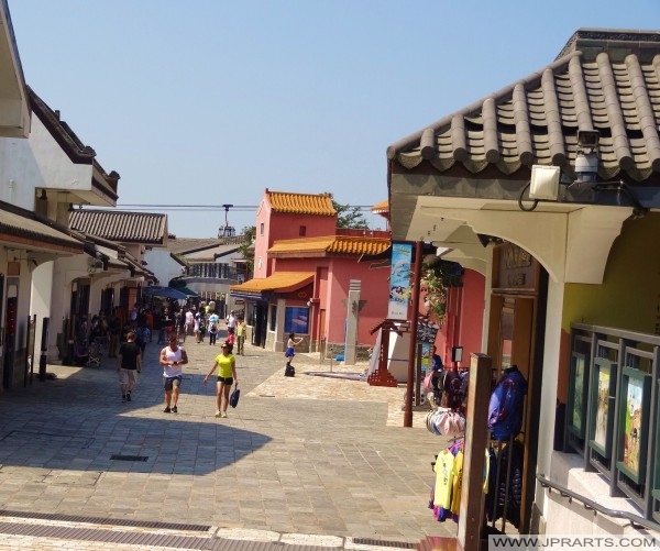 Shops in Ngong Ping Village, Hong Kong ゴンピン村で買い物、香港