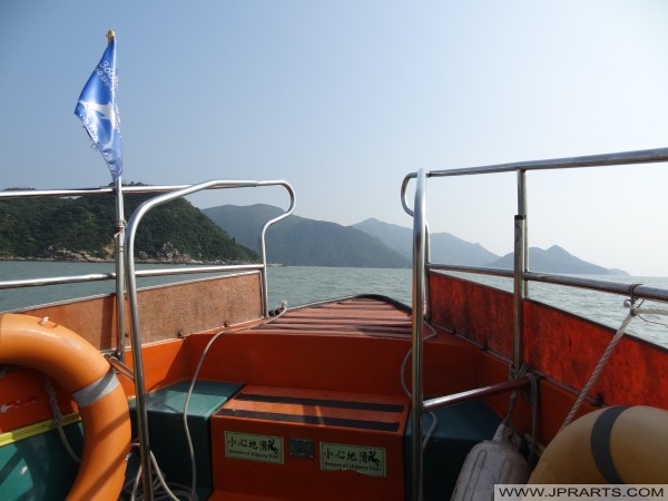 Hermosa vista de la costa de Hong Kong durante el viaje en barco