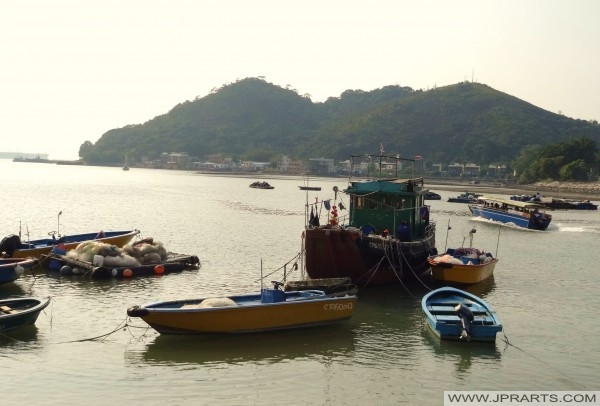 Bootsfahrt zwischen den Fischerbooten in Tai O, Hong Kong