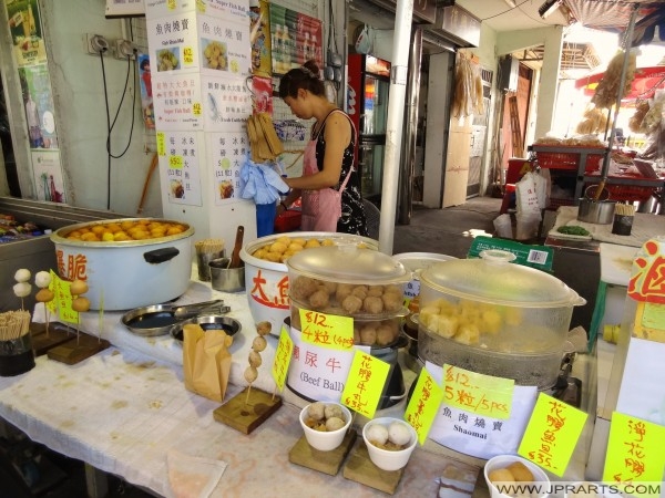 Fish Balls, Beef Balls and Shao Mai in Tai O, Hong Kong Boulettes de poisson, boulettes de boeuf et shao mai à Tai O, Hong Kong
