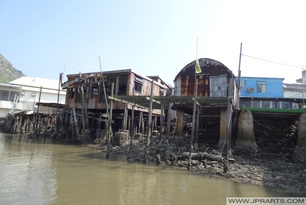 Rusty stilt houses in fishing village Tai O, Hong Kong Roestige paalwoningen in Vissersdorp Tai O, Hong Kong