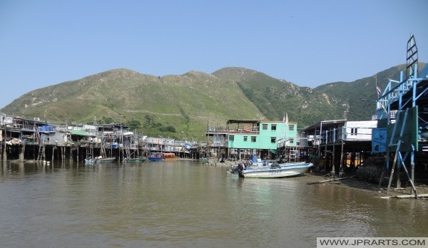 Stilt houses and fishing boats in Tai O, Hong Kong Palafitos y barcos de pesca en Tai O, Hong Kong