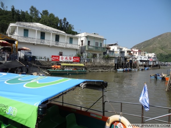 Tai O perahu desa nelayan naik (Hong Kong)