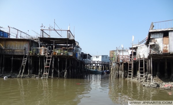 Traditional Tin Covered Wooden Stilt Houses of Tai O, Hong Kong Timah tradisional tertutup rumah panggung kayu dari Tai O, Hong Kong