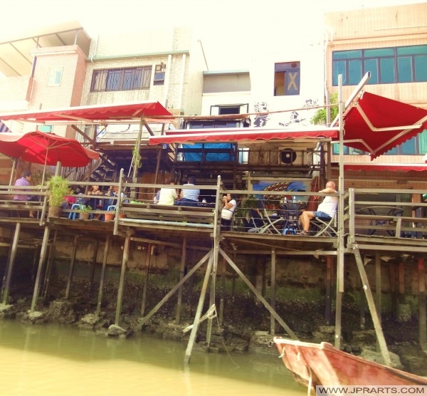 Tourists eating fish in one of the Stilt Houses (Tai O, Hong Kong) Turistas comer frutos do mar em uma das casas de palafitas (Tai O, Hong Kong)