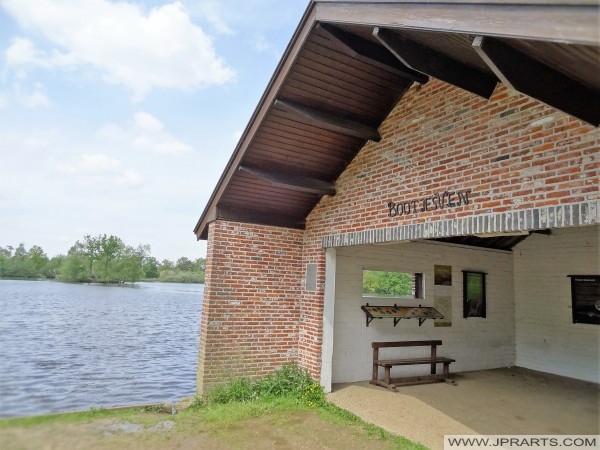 Boathouse at Bootjesven in Wortel-Kolonie, Belgium Het Boothuis aan Bootjesven te Wortel Kolonie, België