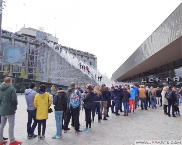 In de rij om het Groothandelsgebouw via de Wederopbouwtrap te beklimmen (Rotterdam, Nederland)