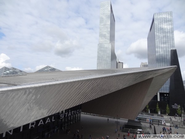 Zicht op het Centraal Station en de Delftse Poort vanaf de Wederopbouw Trap in Rotterdam, Nederland (2016)