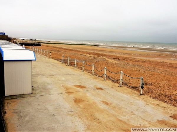 Casetas de baño en la playa de Cabourg, Francia