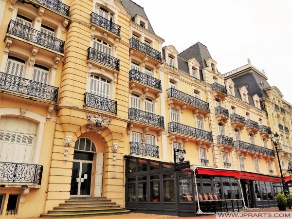 Café MP de la Digue - l'établissement dans l'enceinte de l'ancien Grand Hôtel à Cabourg, France