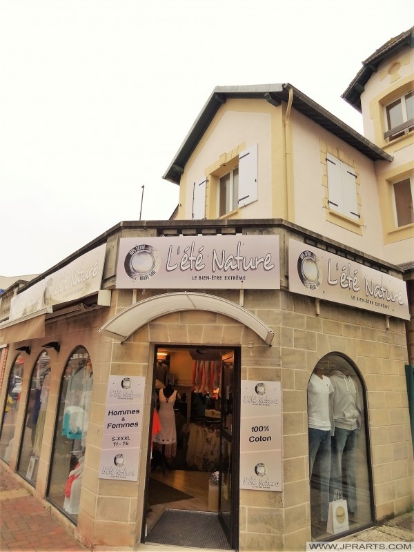 Bekleidungsgeschäft 'L'ÉTÉ NATURE' in Cabourg, Frankreich