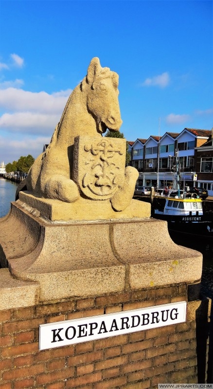 Estatua de un caballo en la Koepaardbrug en Maassluis, Países Bajos