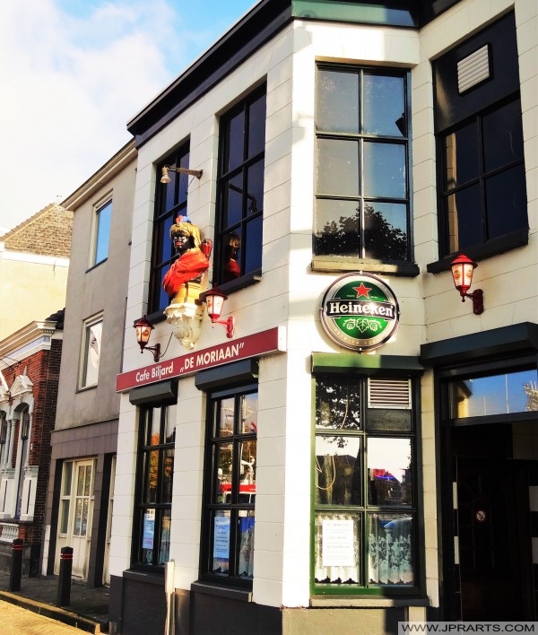 Cafe and billiards De Moriaan in Maassluis, The Netherlands Kawiarni i bilard De Moriaan w Maassluis, Holandia