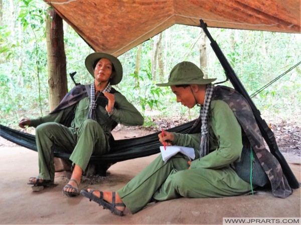 Poupées armés Viet Cong assis dans un camp de jungle (Củ Chi Tunnel, Ben Dinh, Vietnam)
