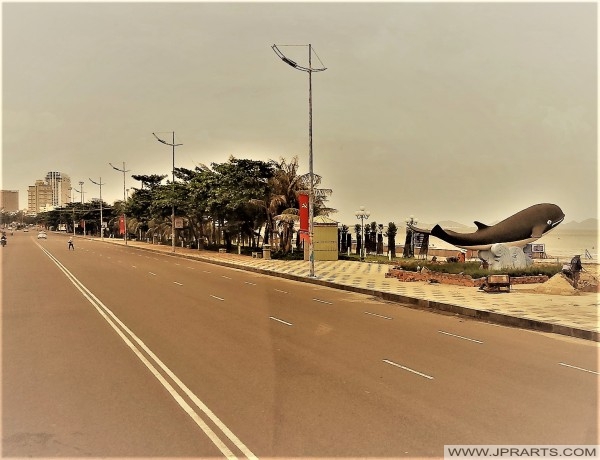 Thùy Vân carretera y estatua de ballenas a lo largo de Bãi Sau (Back Beach)
